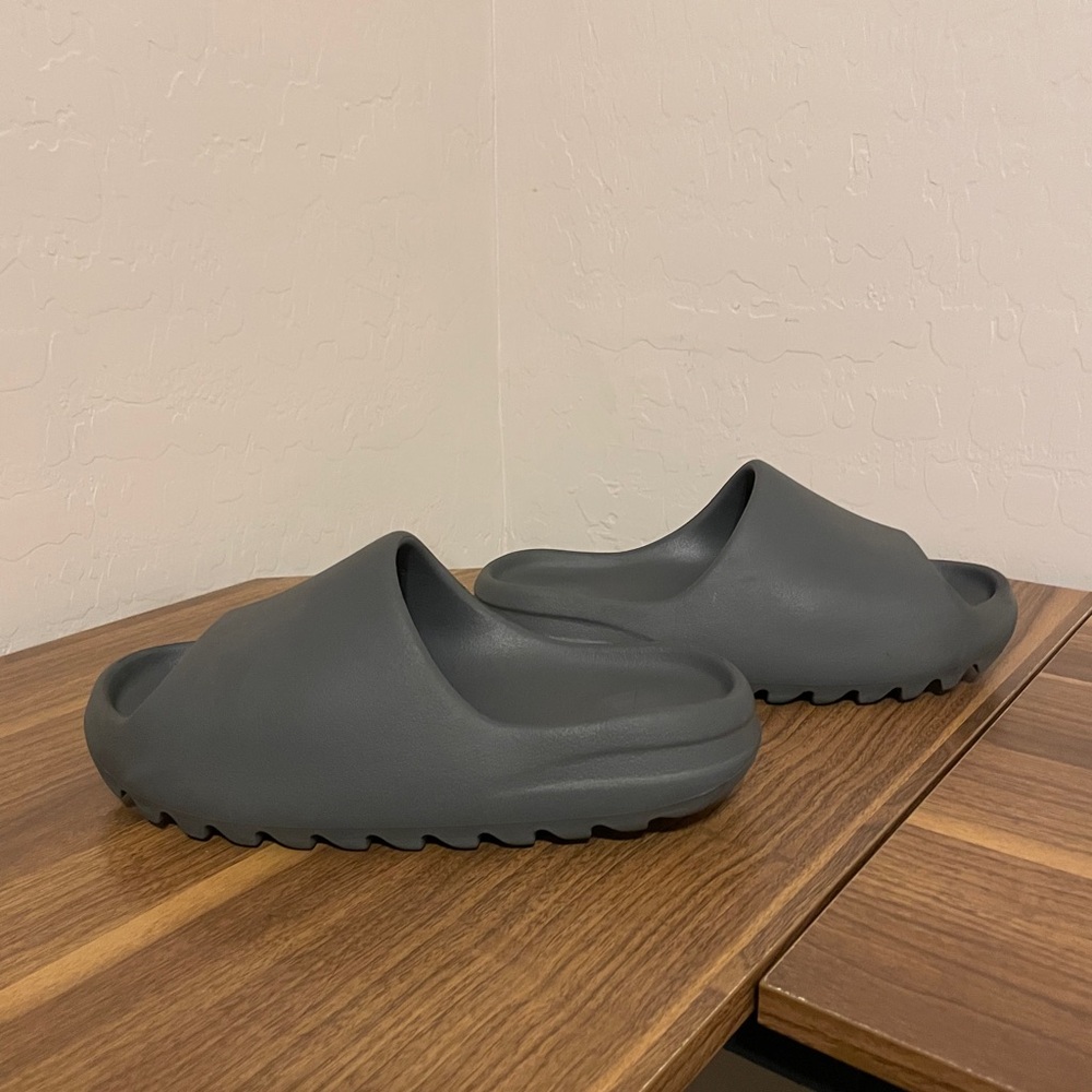 Gray Yeezy slides. Size: men’s 10